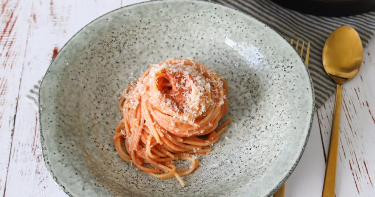 Spaghetti I Tomatsauce Med Fløde Og Parmesanost