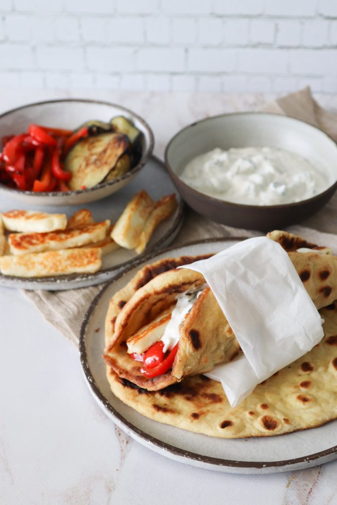 Naan Med Stegt Halloumi, Grøntsager Og Raita - Lækker Aftensmad