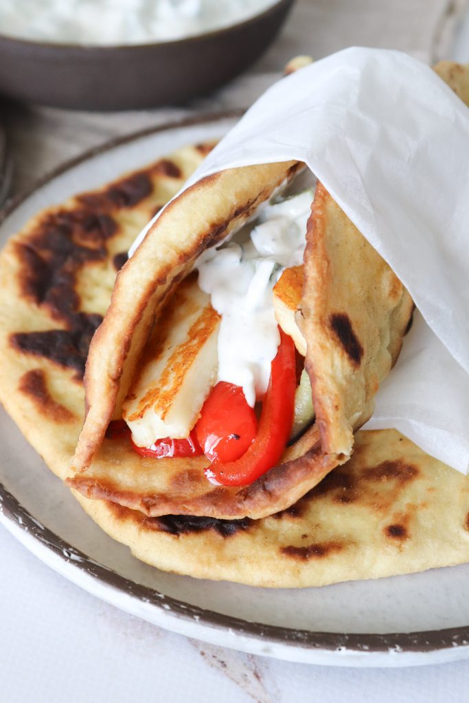 Naan Med Stegt Halloumi, Grøntsager Og Raita - Lækker Aftensmad