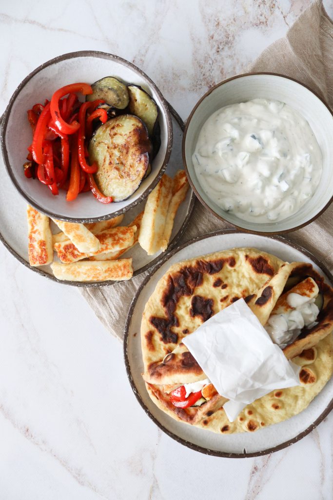 Naan Med Stegt Halloumi, Grøntsager Og Raita - Lækker Aftensmad