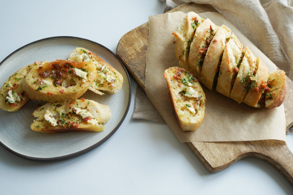 Nemt Hvidløgsbrød Med Bacon