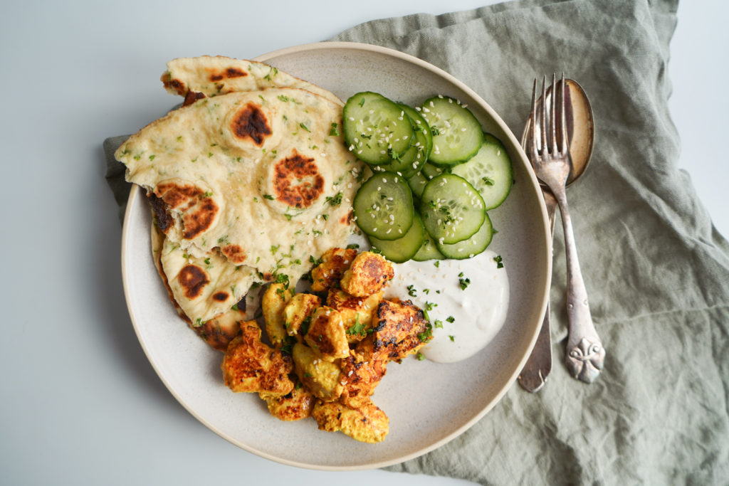 Yoghurtmarineret Kylling Med Naan Og Dressing