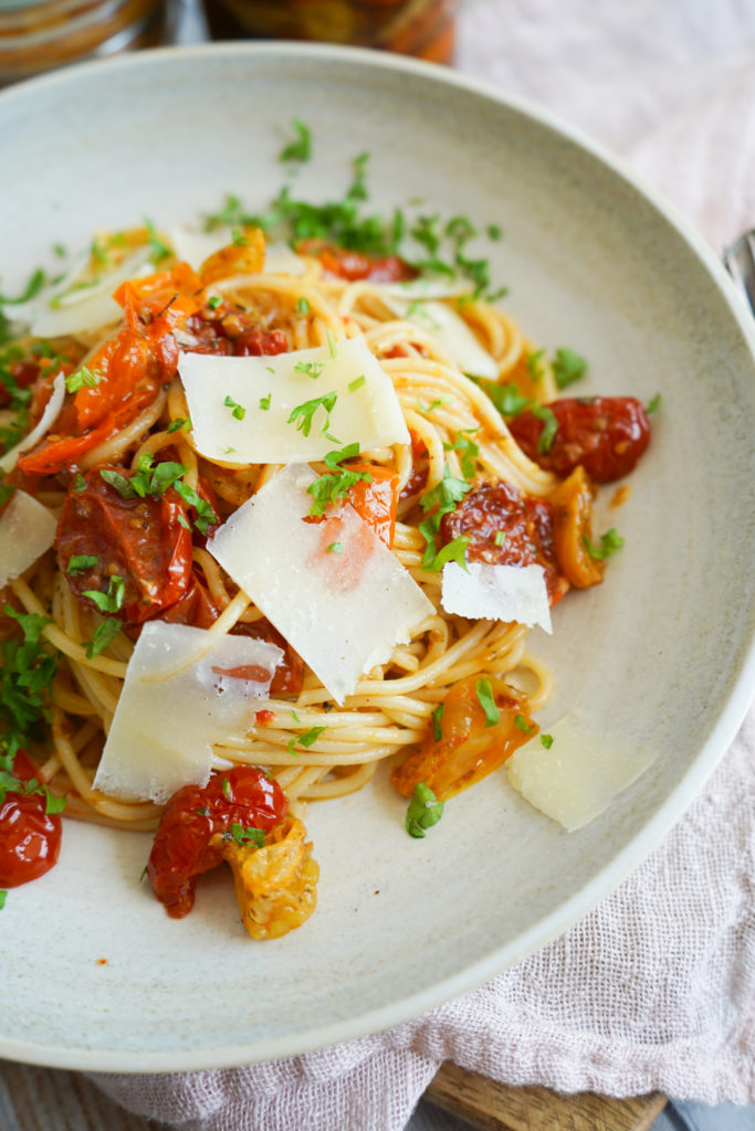 Sommerpasta Med Semitørrede Tomater