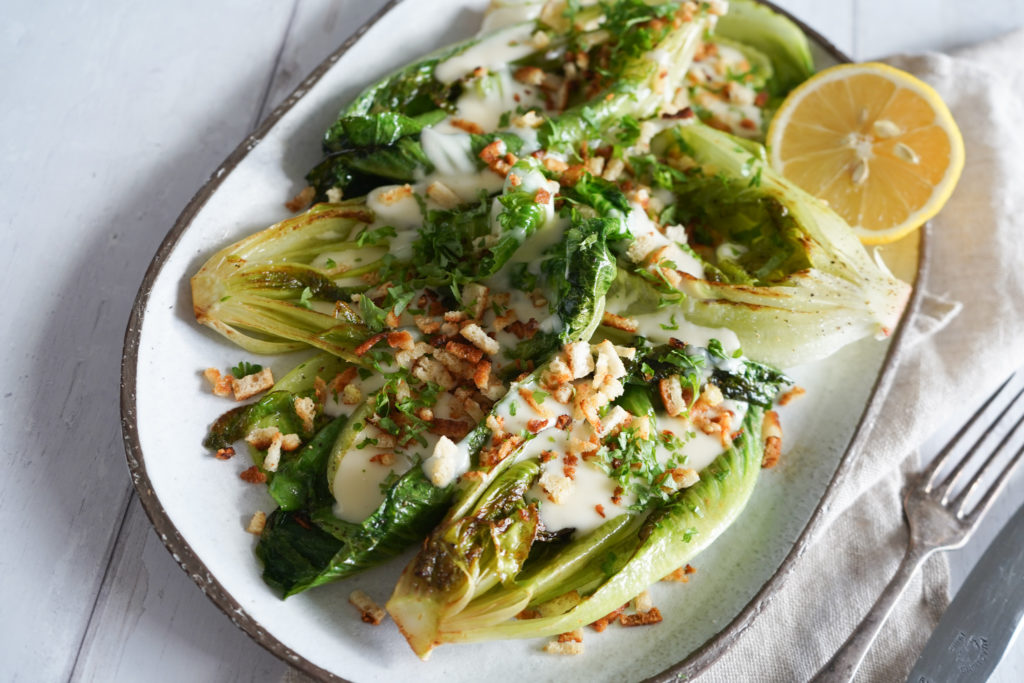 Stegt Romainesalat Med Parmesansauce