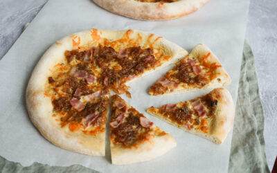 Pizza med karameliserede løg og bacon