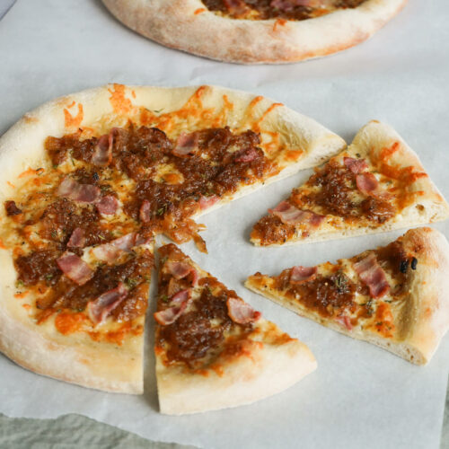 Pizza med karameliserede løg og bacon