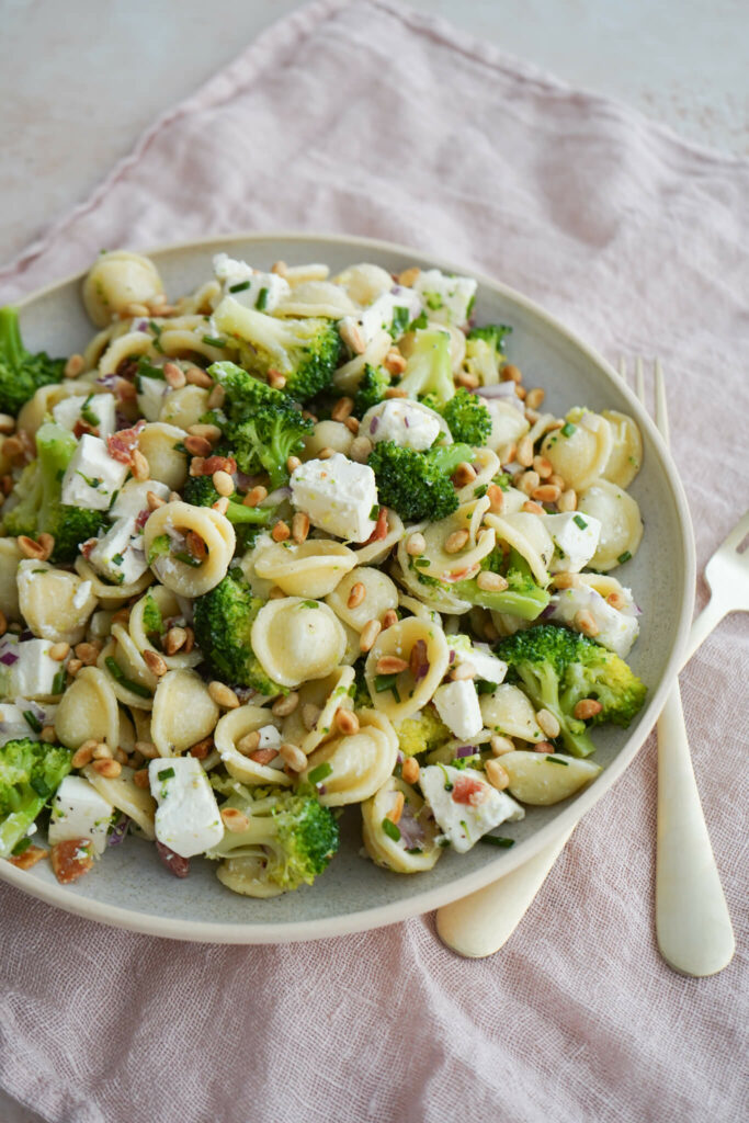 Pastasalat med broccoli og feta