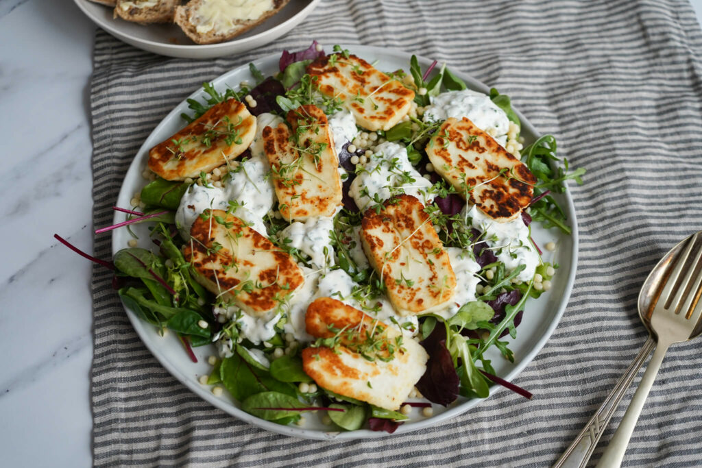 Salat med stegt halloumi