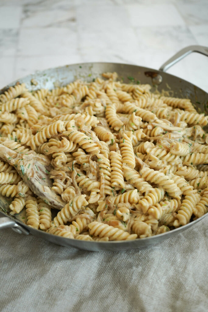 Pasta i karameliseret løgsauce