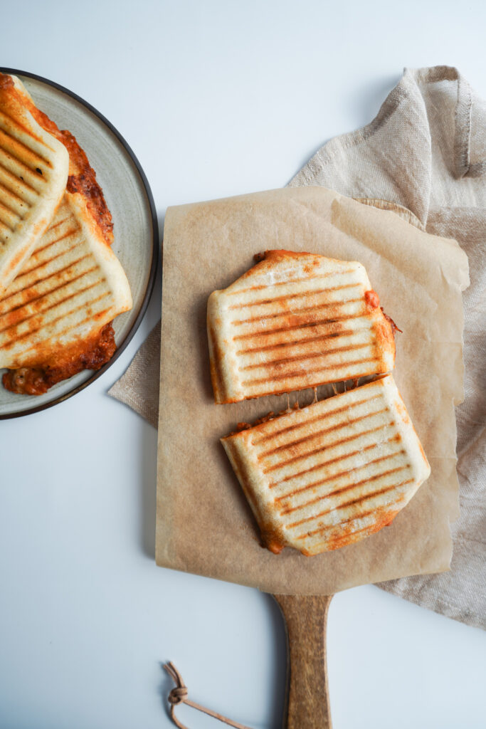 Fladbrød Med Kødsauce Som Panini