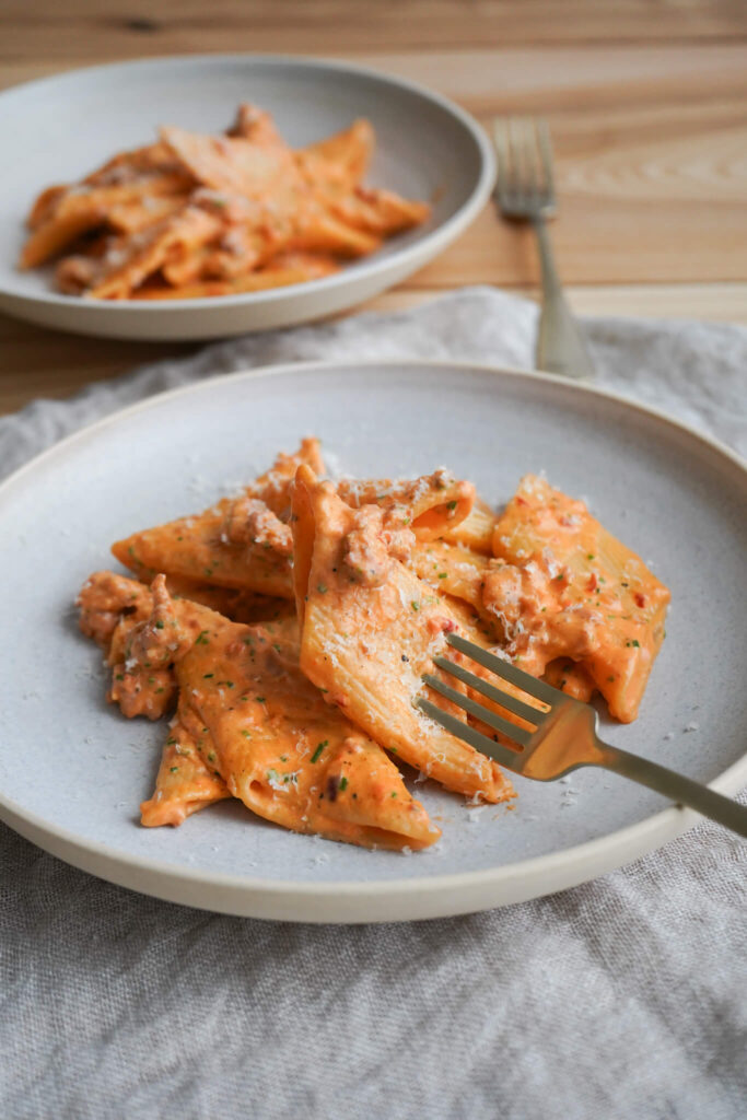 Pasta med mascarpone og salciccia