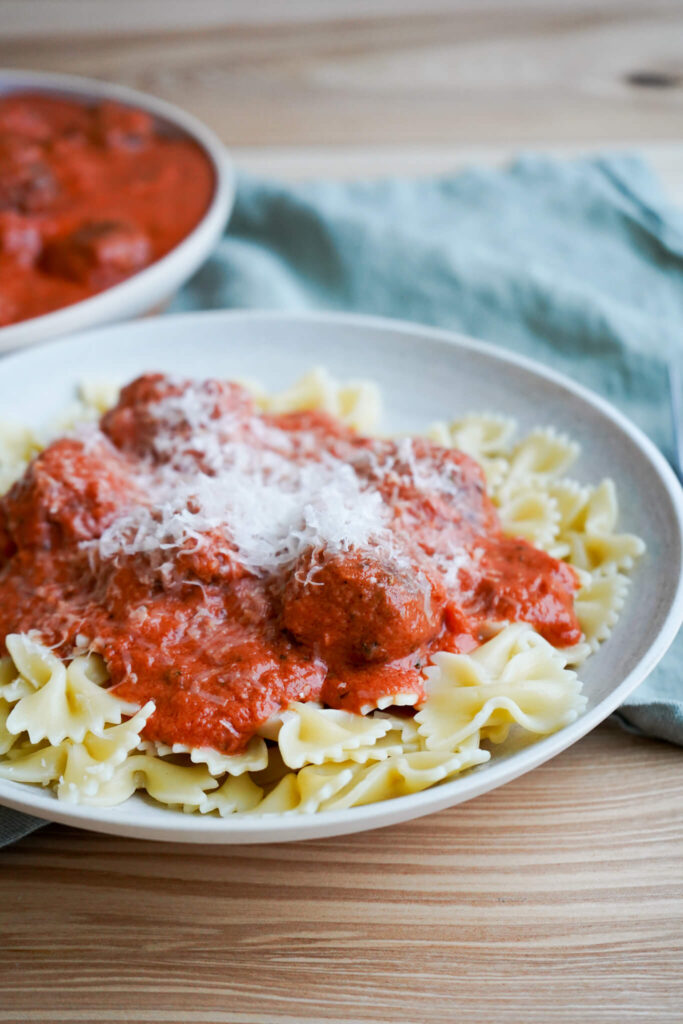 Kødboller i cremet tomatsauce opskrift