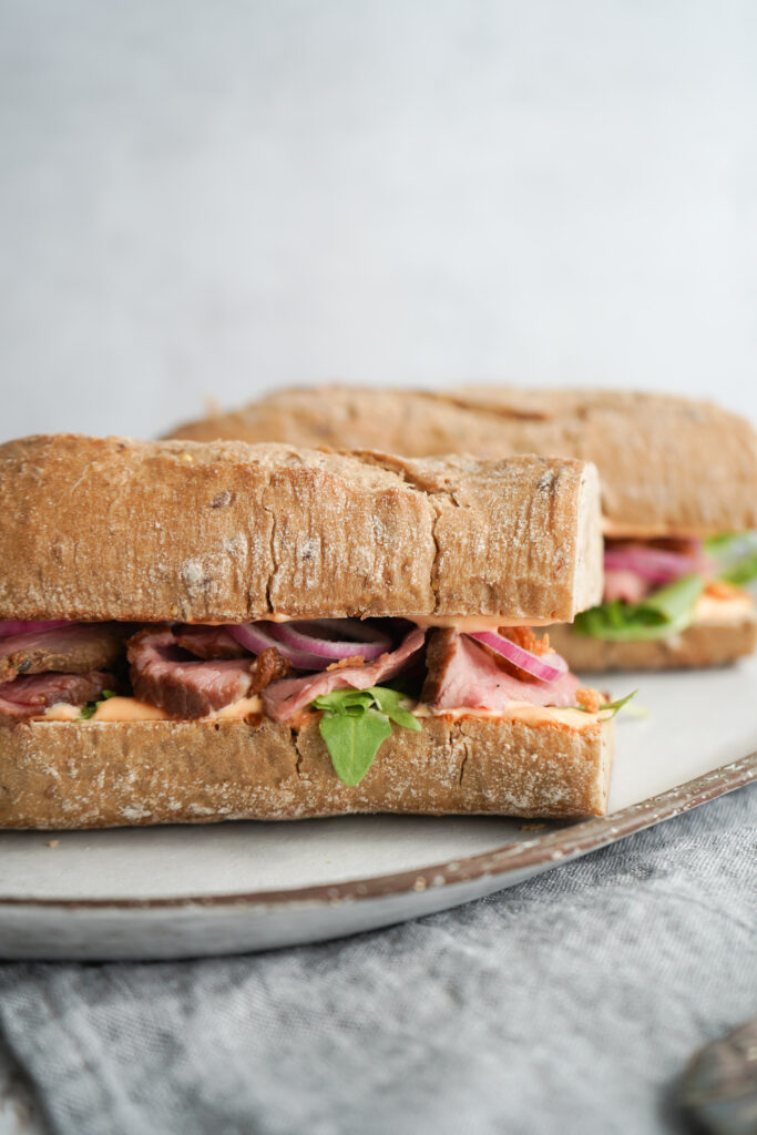 Sandwich Med Kalveculotte Og Chilimayo