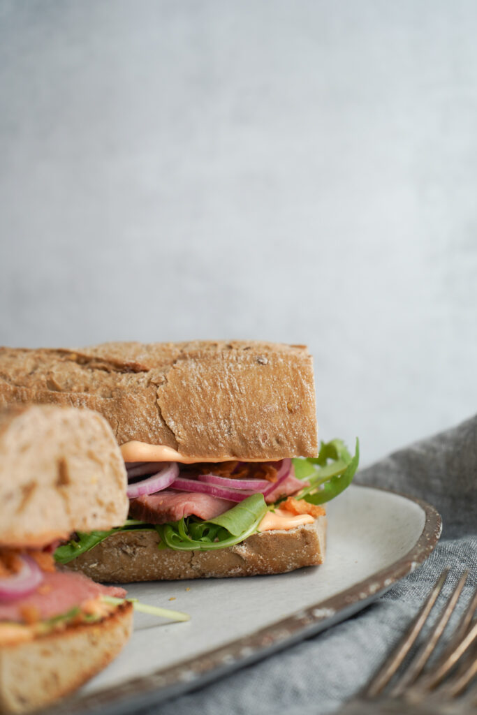 Sandwich Med Kalveculotte Og Chilimayo