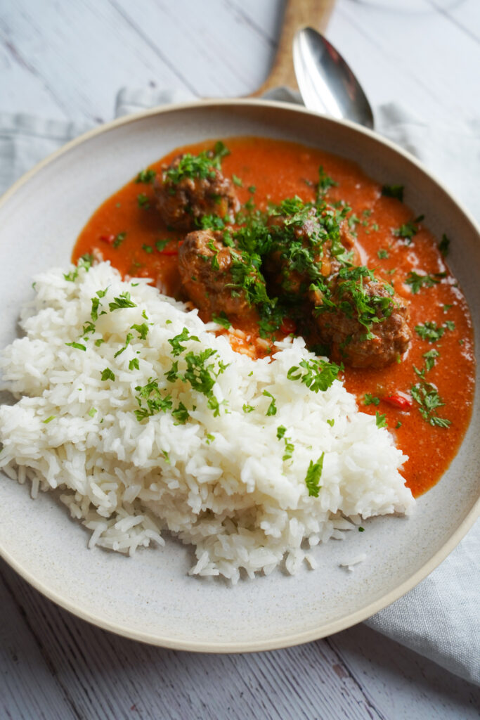 Krydrede Kødboller I Rød Karry