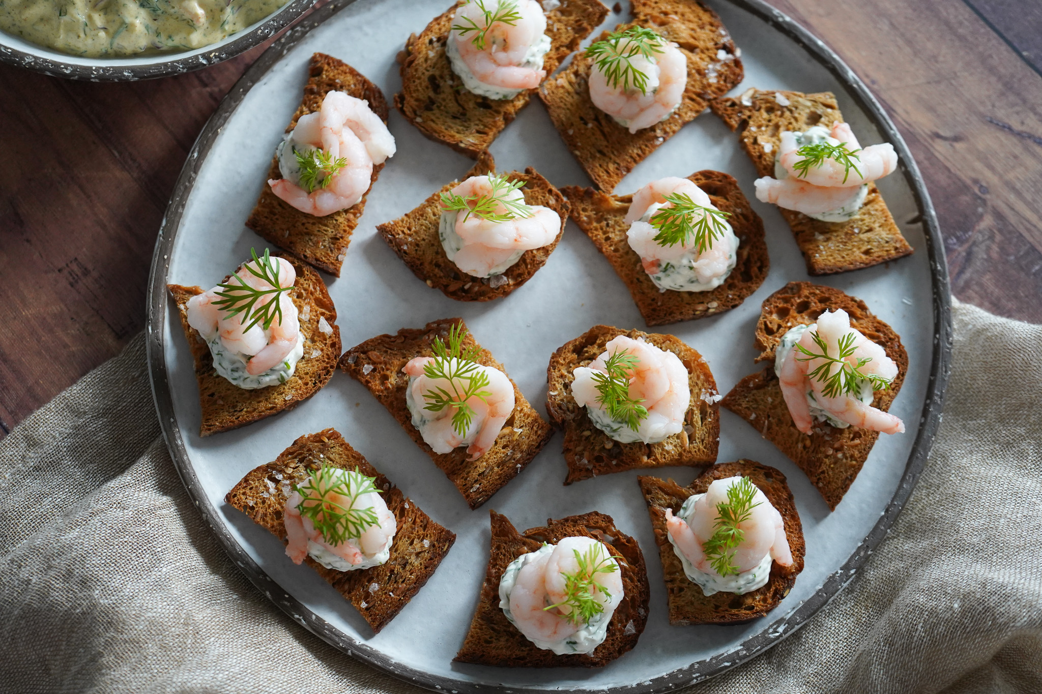 Brødchips Med Urtecreme Og Rejer