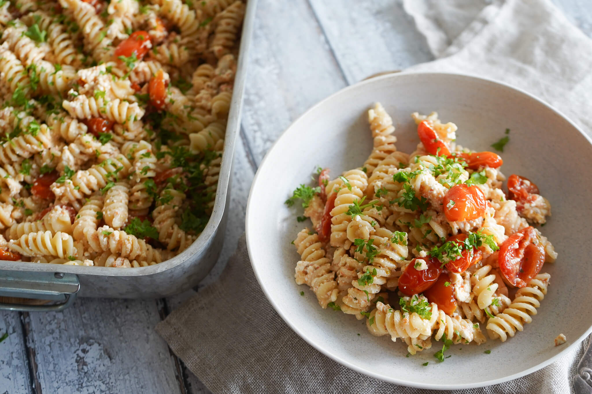 Pasta bagt med feta og tomat