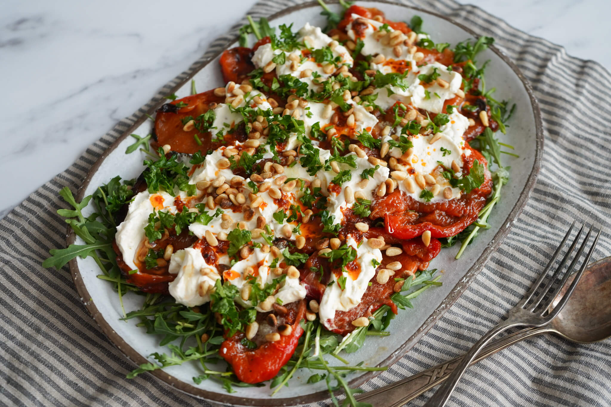 Bagte peberfrugter med fetacreme