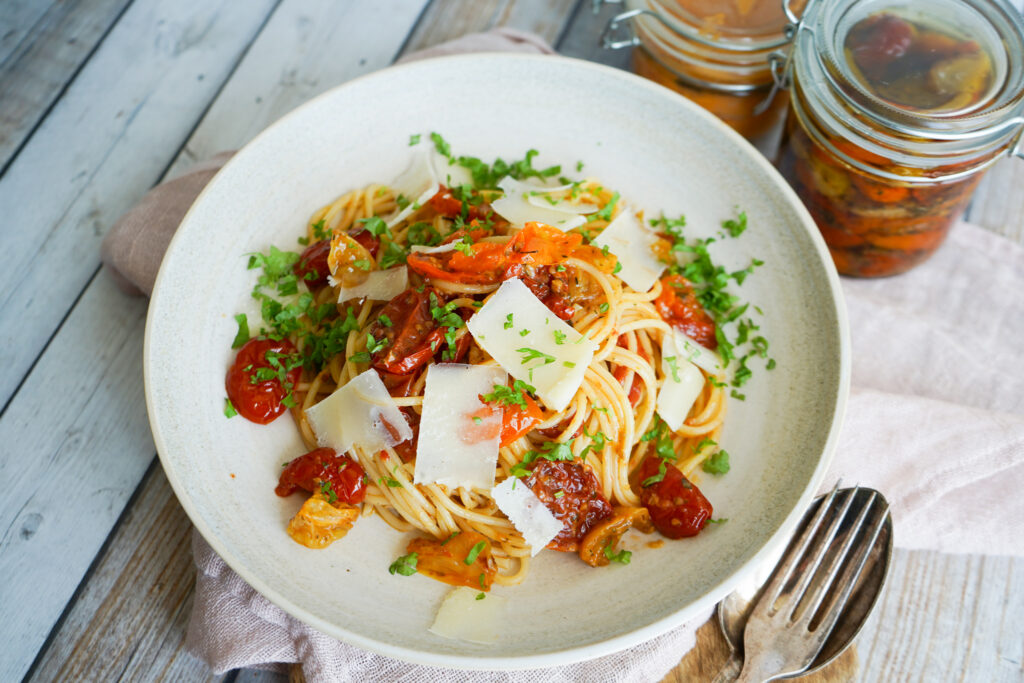 Sommerpasta Med Semitørrede Tomater