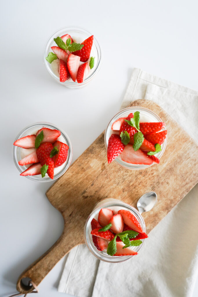 Vaniljecreme Med Bær Og Makroner