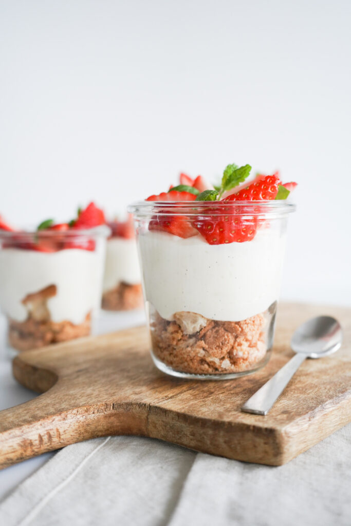 Vaniljecreme Med Bær Og Makroner