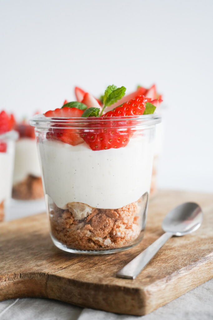 Vaniljecreme Med Bær Og Makroner