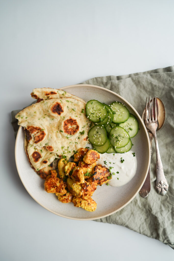 Yoghurtmarineret Kylling Med Naan Og Dressing