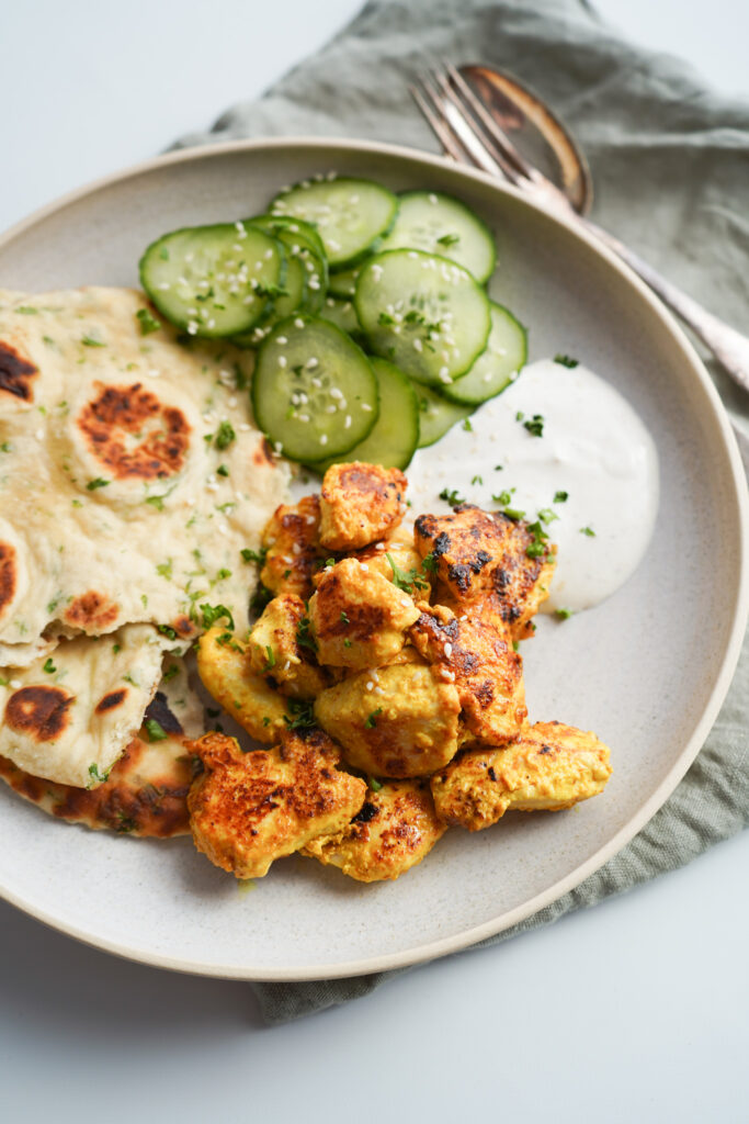 Yoghurtmarineret Kylling Med Naan Og Dressing