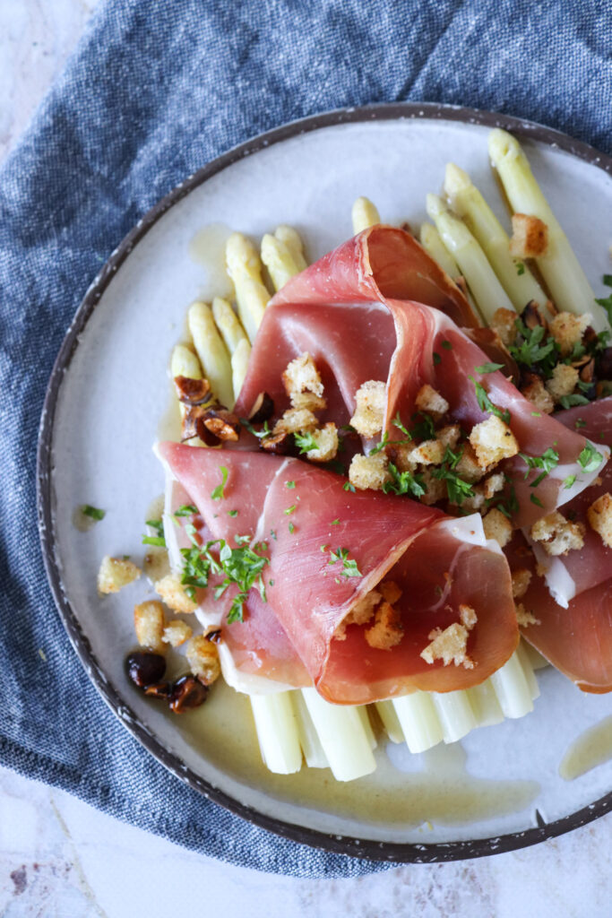Hvide Asparges Med Brunet Smør, Hasselnødder, Skinke Og Croutoner