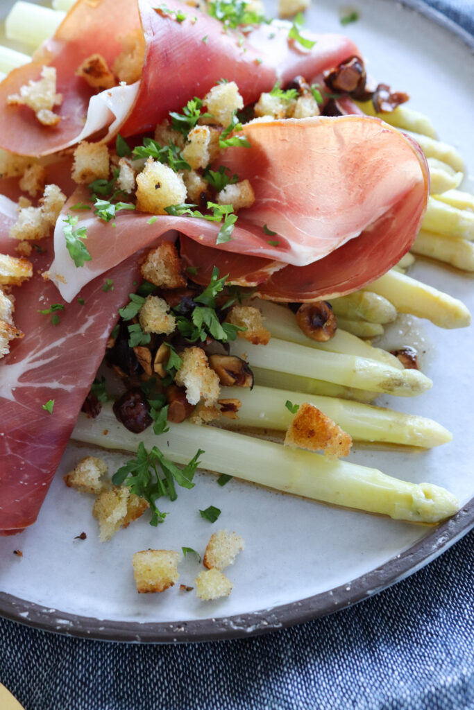 Hvide Asparges Med Brunet Smør, Hasselnødder, Skinke Og Croutoner