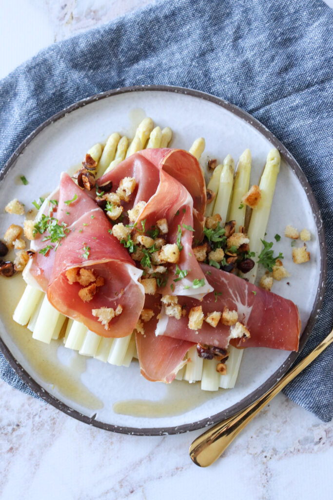 Hvide Asparges Med Brunet Smør, Hasselnødder, Skinke Og Croutoner