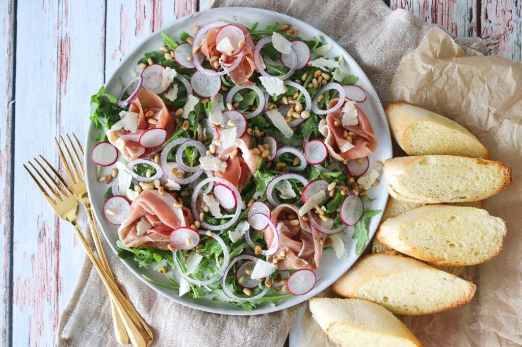 Lækker Salat med Parmaskinke, Rucola Og Pinjekerner