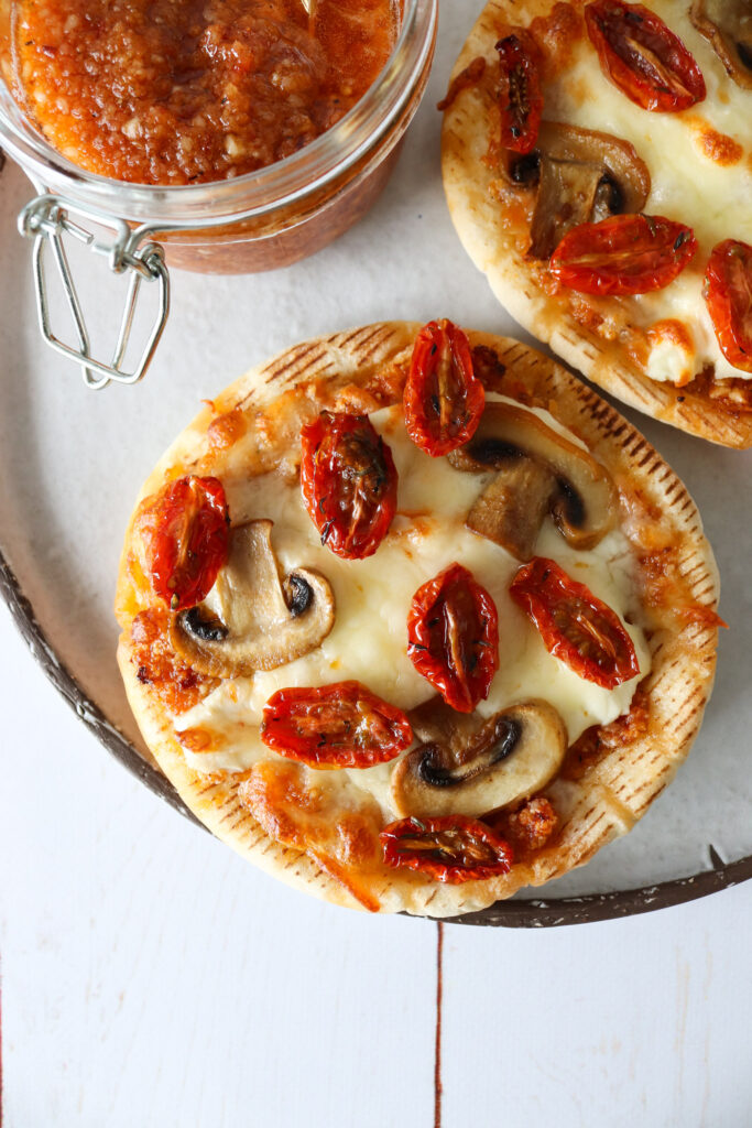 Mini Pizza - Pitabrød Pizza Med Tomatpesto, Ost Og Stegte Champignon