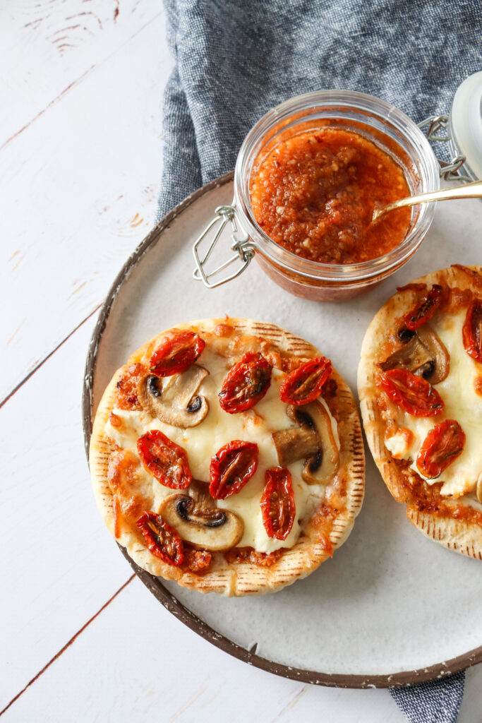 Mini Pizza - Pitabrød Pizza Med Tomatpesto, Ost Og Stegte Champignon