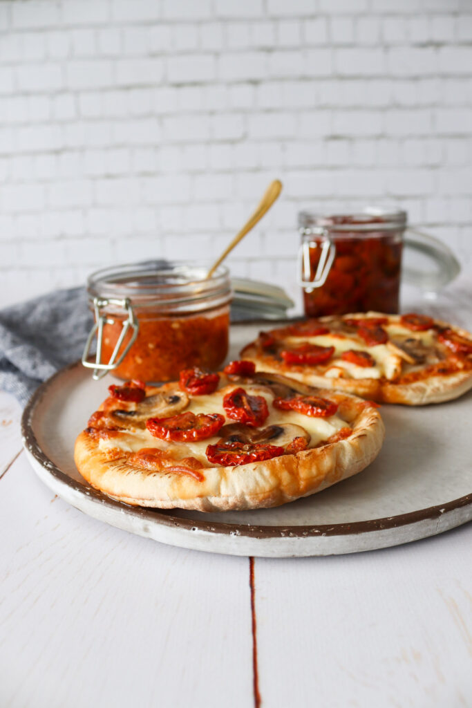 Mini Pizza - Pitabrød Pizza Med Tomatpesto, Ost Og Stegte Champignon