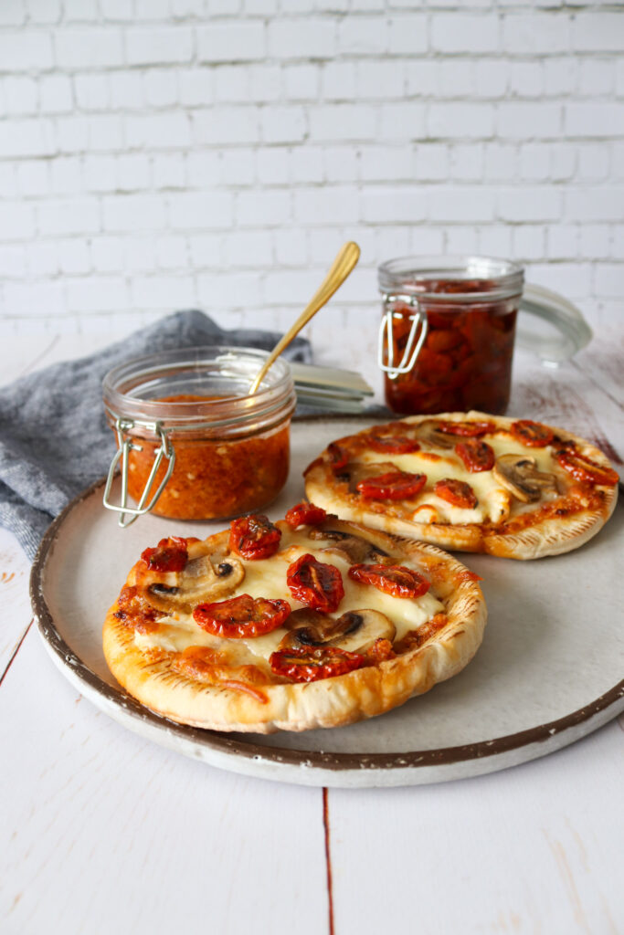 Mini Pizza - Pitabrød Pizza Med Tomatpesto, Ost Og Stegte Champignon