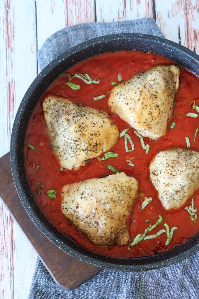 Kylling I Tomatsauce Serveret Med Ris - En Lækker Aftensmad