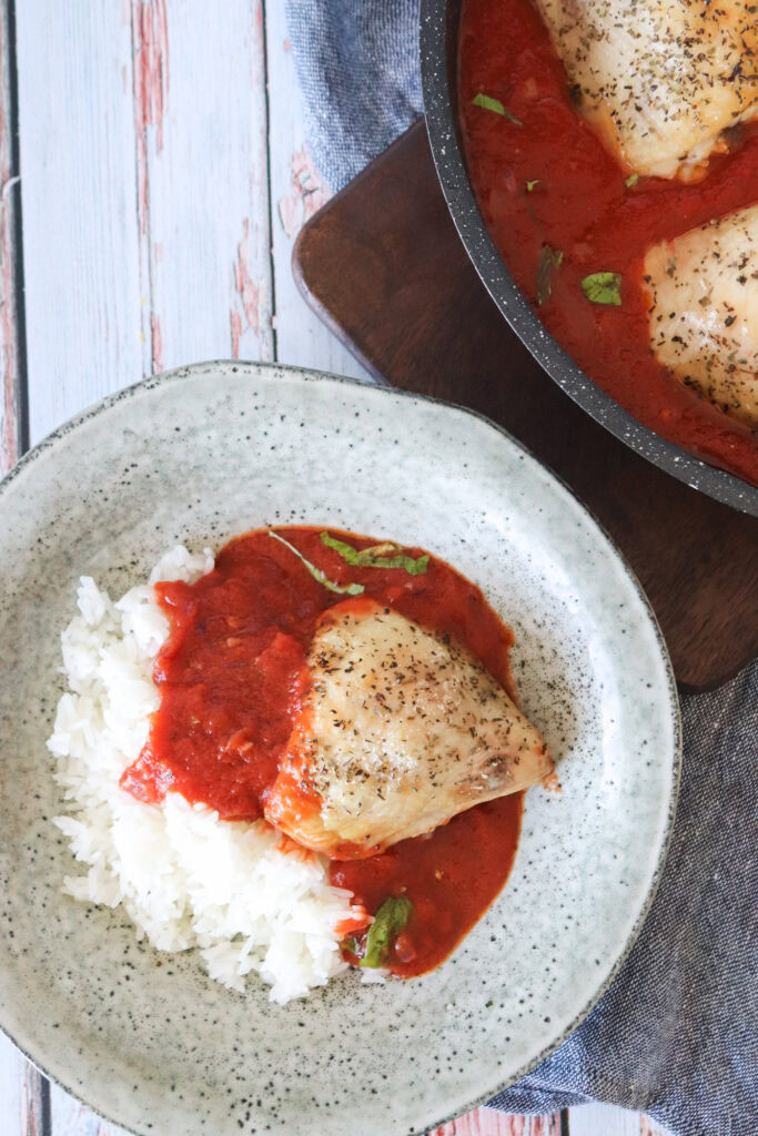 Kylling I Tomatsauce Serveret Med Ris - En Lækker Aftensmad