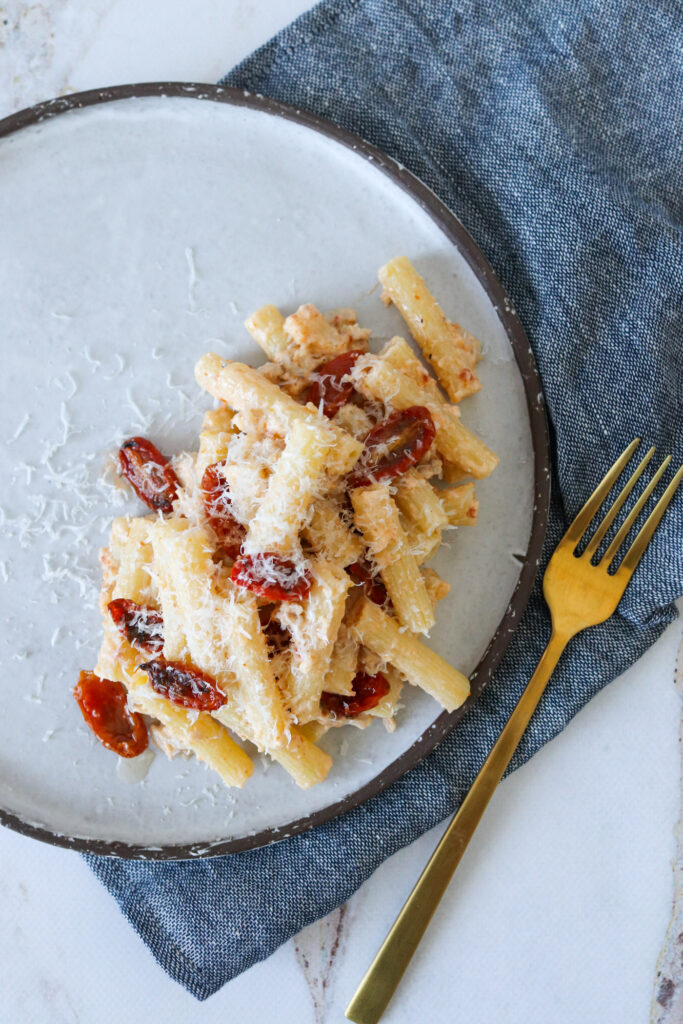 Opskrift På Cremet Pastaret Med Tomatpesto, Kylling Og Flødeost