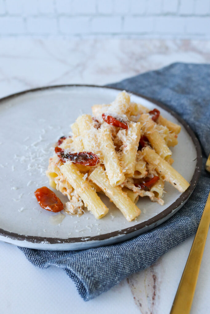 Opskrift På Cremet Pastaret Med Tomatpesto, Kylling Og Flødeost