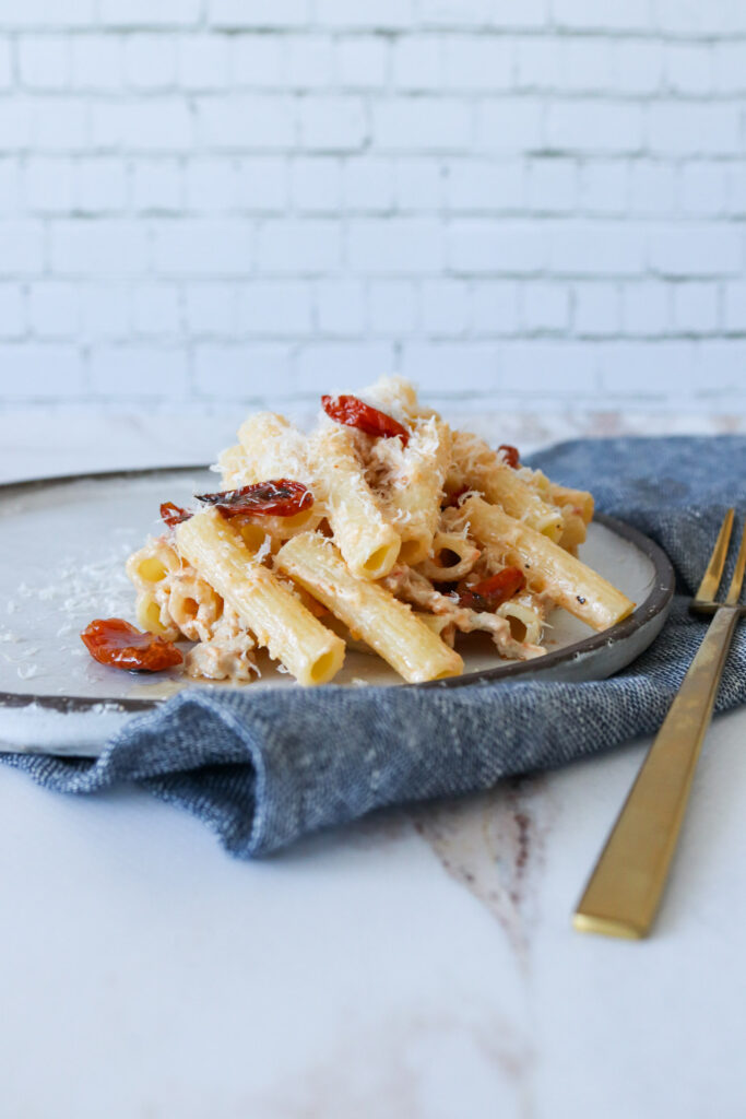 Opskrift På Cremet Pastaret Med Tomatpesto, Kylling Og Flødeost