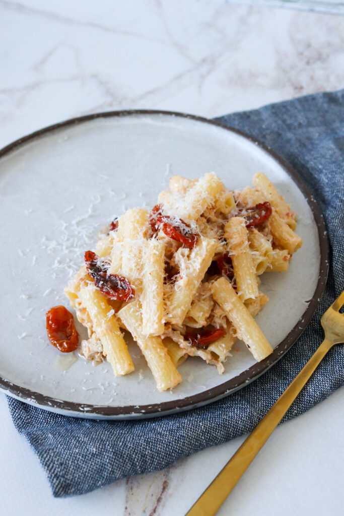 Opskrift På Cremet Pastaret Med Tomatpesto, Kylling Og Flødeost