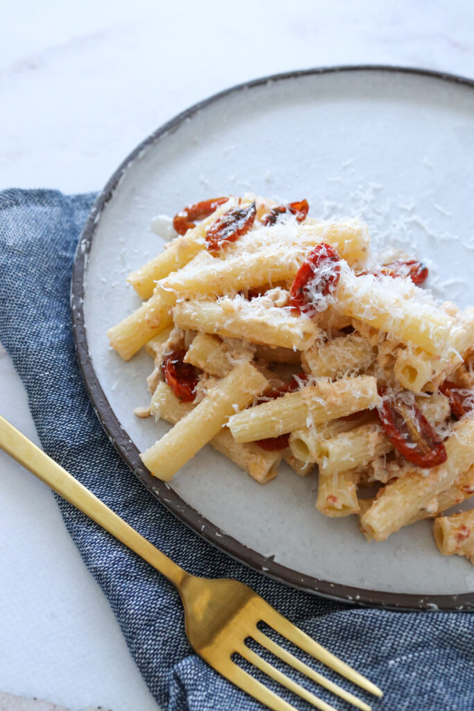 Opskrift På Cremet Pastaret Med Tomatpesto, Kylling Og Flødeost