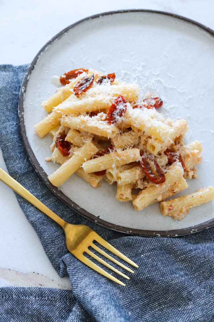 Opskrift På Cremet Pastaret Med Tomatpesto, Kylling Og Flødeost