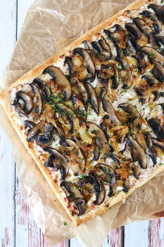 Butterdejstærte Med Skinke, Bløde Løg Og Portobellosvampe