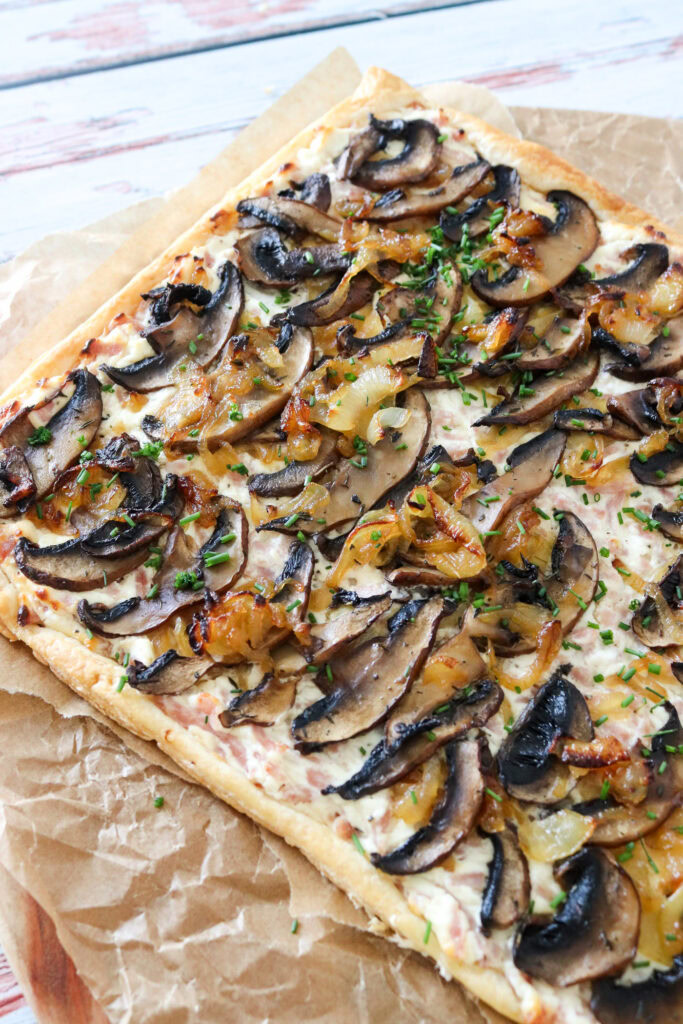 Butterdejstærte Med Skinke, Bløde Løg Og Portobellosvampe