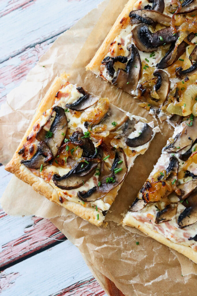 Butterdejstærte Med Skinke, Bløde Løg Og Portobellosvampe