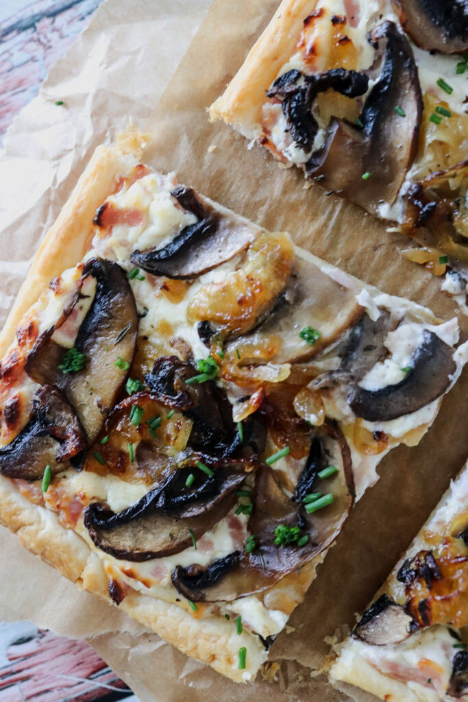 Butterdejstærte Med Skinke, Bløde Løg Og Portobellosvampe