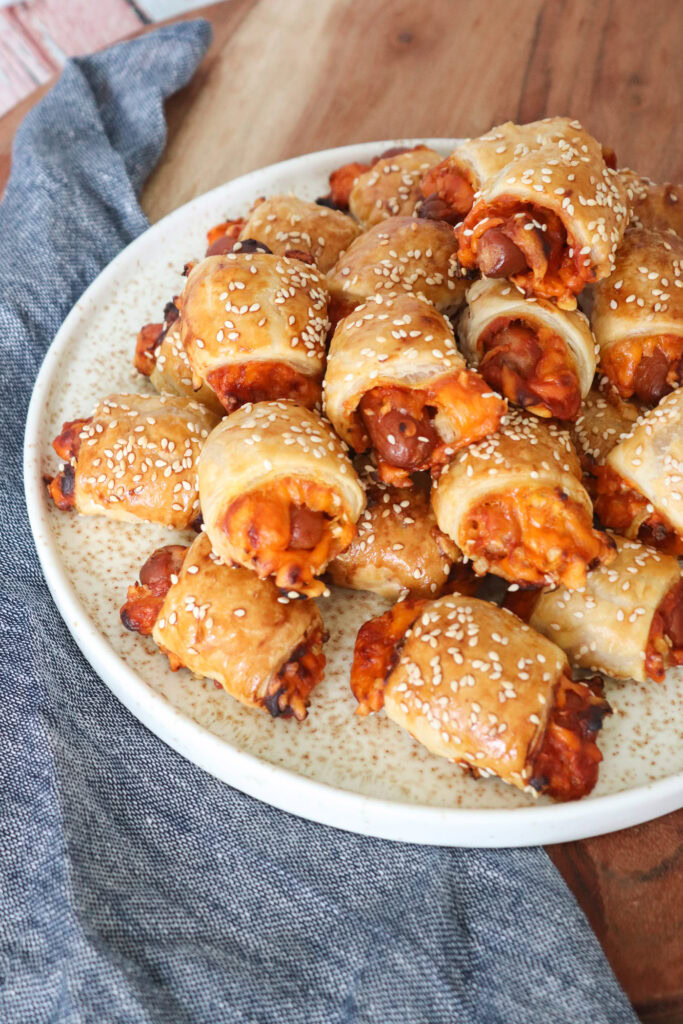 Pølser I Svøb Americanstyle Med Cheddar, Ketchup, Sennep og Løg | One ...