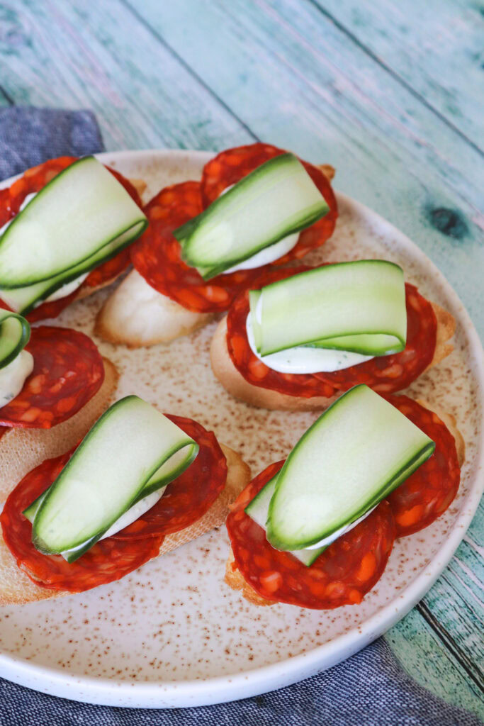 Lækre Brødsnacks Med Chorizo, Fetacreme Og Agurk